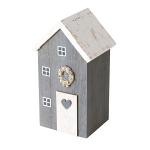 Figura decorativa a forma di casetta in legno grigia e bianca con ghirlanda e cuore per decorazioni natalizie.