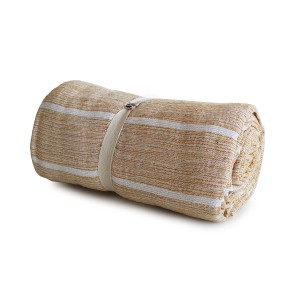 Copricuscino t.b.t. arrotolato a righe beige e bianco.