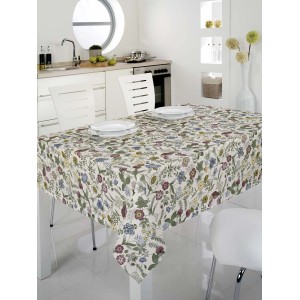 Tovaglia con motivo floreale su un tavolo da pranzo in cucina.