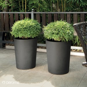 Vaso per piante Deroma Millennium antracite, Ø 44 cm, con piante all'aperto.