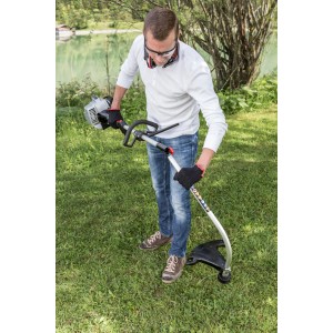 Al-Ko decespugliatore a benzina BC 223 L-S in uso: uomo che taglia l'erba con il decespugliatore in giardino.