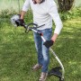 Al-Ko decespugliatore a benzina BC 223 L-S in uso: uomo che taglia l'erba con il decespugliatore in giardino.