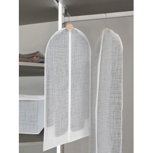 Copriabiti trasparente M in PEVA appeso nell'armadio.