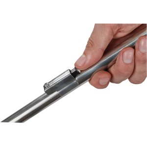 Dettaglio: mano che aziona il bruciatore universale Rothenberger Industrial. Set bruciatore per erbacce.