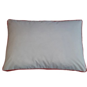 Cuscino da esterno rettangolare grigio con bordo rosso.