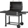 Barbecue a carbonella Jamestown Jaxon XL grigio scuro con coperchio aperto, ripiani laterali e ruote.