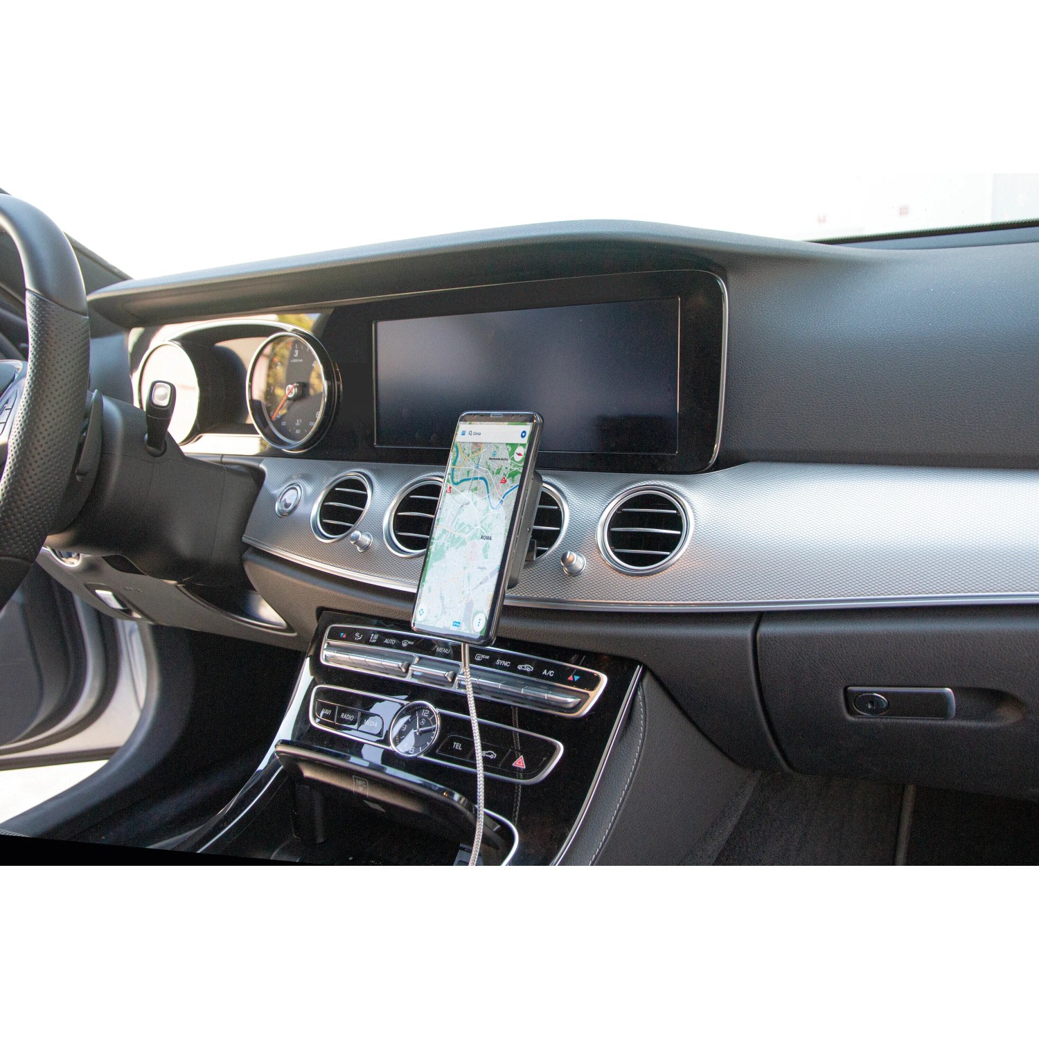 Supporto smartphone t.b.t. in auto, fissato alla griglia di ventilazione.