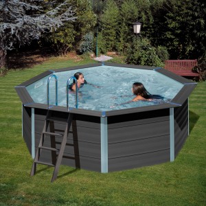 Piscina ottagonale Gre Composite Avantgarde con due bambini in acqua e scaletta in giardino.