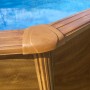 Dettaglio Gre Pool Pacific Rotonda Ø 300 cm, effetto legno. Angolo piscina con protezione marrone.