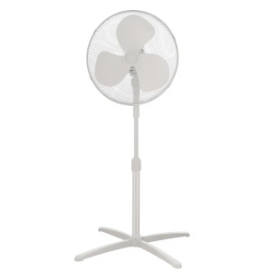 Ventilatore a piantana bianco per una brezza piacevole nella stanza.