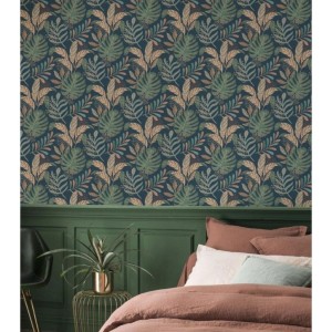 Carta da parati in tessuto non tessuto Rasch Salsa 464306 con foglie nei toni del blu notte, verde e marrone.