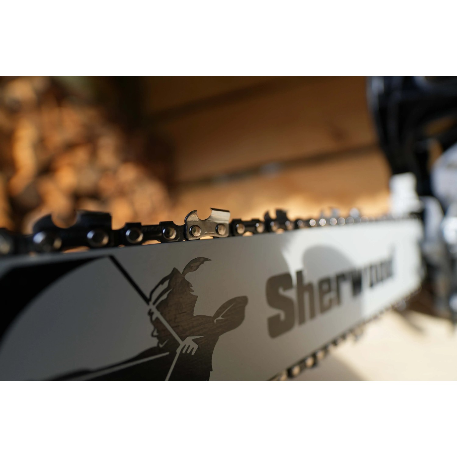Dettaglio della catena di una motosega Sherwood.