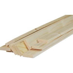 Pila di listelli in legno chiaro piallato.