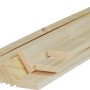 Pila di listelli in legno chiaro piallato.