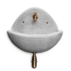 Fontana da giardino grigia con rubinetto in ottone.