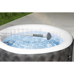 Aspiratore a batteria per piscina e idromassaggio Bestway Lay-Z-Spa in uso nella piscina.