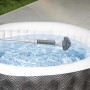 Aspiratore a batteria per piscina e idromassaggio Bestway Lay-Z-Spa in uso nella piscina.