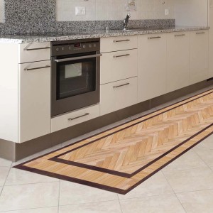 Tappeto da cucina Zerbini effetto legno con bordo scuro davanti al mobile cucina.