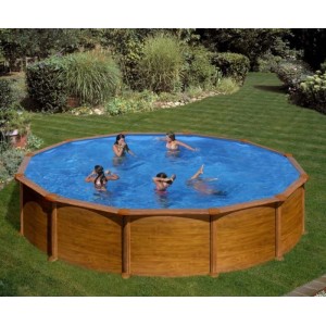 Piscina Gre Mauritius rotonda effetto legno in giardino, persone che nuotano. Piscina fuori terra Ø 350 cm.