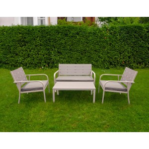 Set di mobili da giardino grigio con panca, tavolo e due sedie su prato.