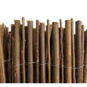 Dettaglio di un paravista naturale t.b.t. in canne di legno, fissato con filo metallico.