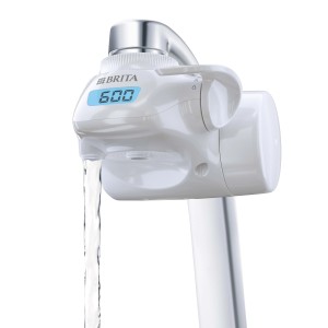 Filtro acqua Brita montato su rubinetto con display digitale. Per acqua potabile pulita.