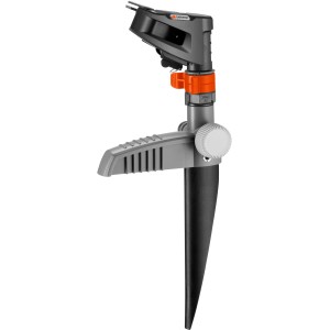 Irrigatore Gardena Comfort per irrigare ampie aree, con picchetto per un fissaggio sicuro.