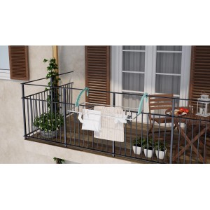 Stendibiancheria t.b.t. su balcone con bucato. Pratico stendino da balcone.