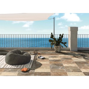 Terrazza con pavimentazione t.b.t., pouf, vista mare e tenda da sole.