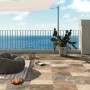Terrazza con pavimentazione t.b.t., pouf, vista mare e tenda da sole.