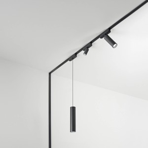 Sistema di binari nero t.b.t. con tre faretti su un soffitto bianco.