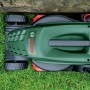 Tosaerba elettrico Bosch Easy Rotak 32-215, vista dall'alto verde su erba.