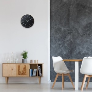 Orologio da parete t.b.t. nero in un moderno soggiorno.