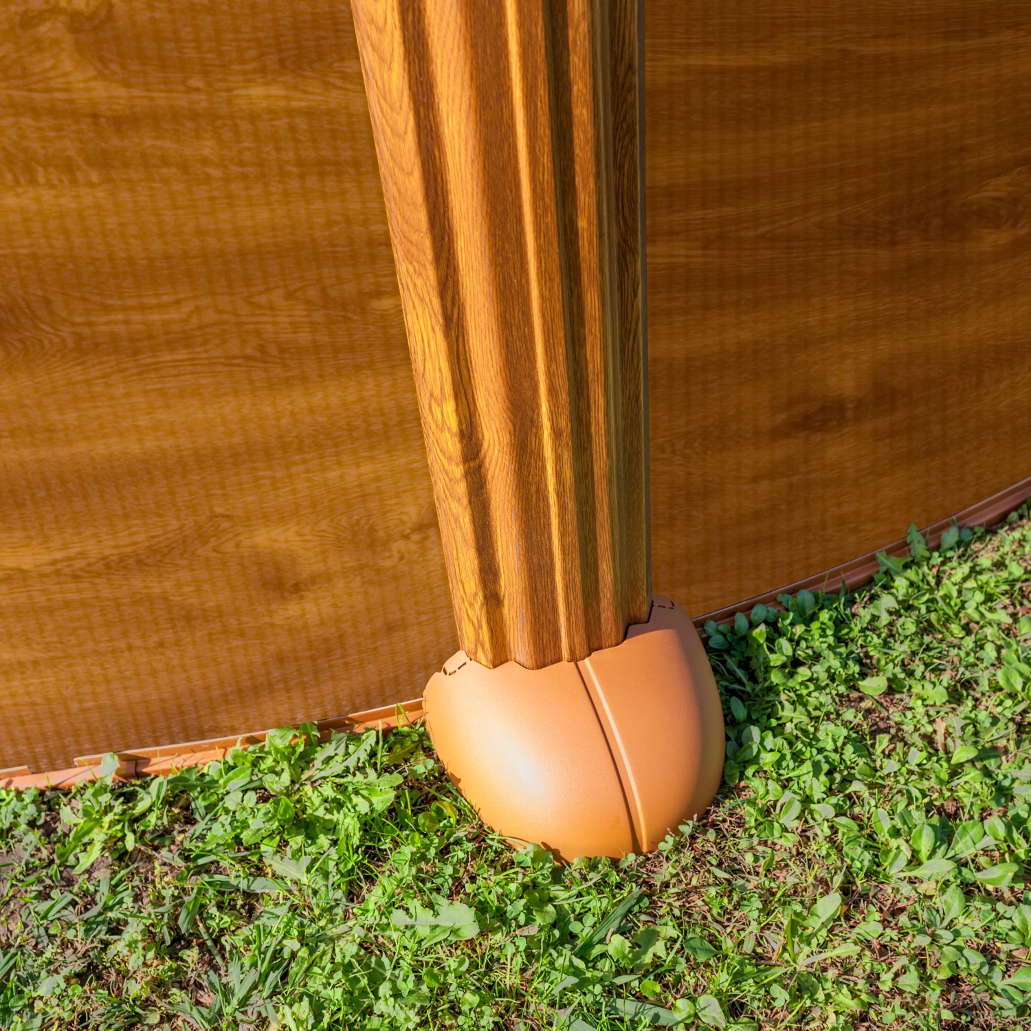 Dettaglio Gre Pool Mauritius Ovale effetto legno, con palo di supporto e parete della piscina.