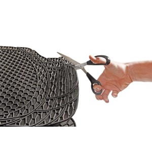 Tappetino auto nero ritagliabile con motivo a nido d'ape, tagliato con le forbici.