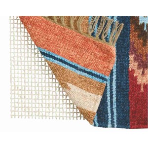 t.b.t. Antiscivolo sotto un tappeto colorato.