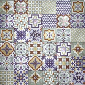 Piastrelle a mosaico con vari motivi in viola, verde e marrone.
