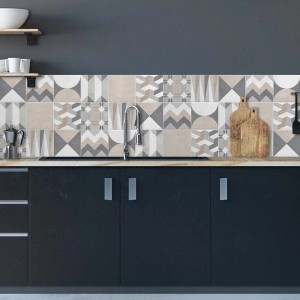 Alzatina cucina con piastrelle t.b.t. beige, grigie e bianche con motivi geometrici.