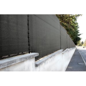 Rete ombreggiante nera t.b.t. su recinzione da giardino. Reti metalliche e plastiche per più privacy.