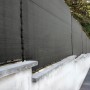 Rete ombreggiante nera t.b.t. su recinzione da giardino. Reti metalliche e plastiche per più privacy.