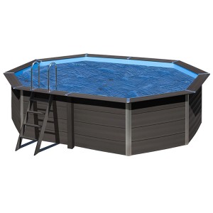 Piscina ovale Gre Composite Avantgarde, 524x386x124 cm, con scaletta e copertura blu.