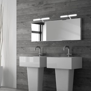 Bagno moderno con doppio lavabo, specchio e applique LED.