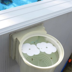 Skimmer per piscina con due coperture bianche a forma di nuvola. Accessorio per piscina per acqua pulita.