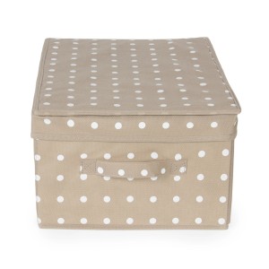 Scatola portaoggetti beige a pois bianchi con manico per armadio.