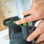 Levigatrice rotorbitale a batteria LUX A-EXS-20/125 con mano sul controllo velocità.
