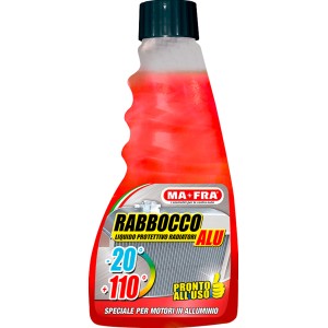 Liquido refrigerante t.b.t. per la cura dell'auto, liquido rosso in bottiglia di plastica.