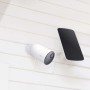 t.b.t. Domotica telecamera di sicurezza con pannello solare montata su parete bianca.