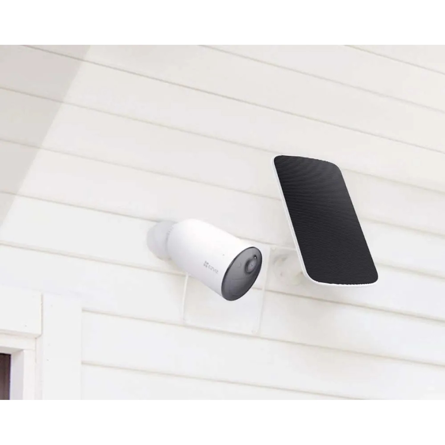 t.b.t. Domotica telecamera di sicurezza con pannello solare montata su parete bianca.