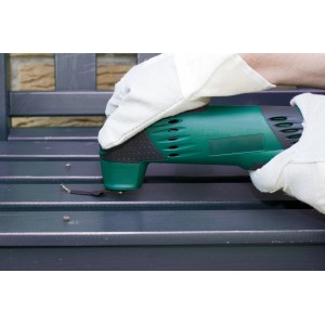 Lama a immersione LUX in uso: Multitool con lama in bimetallo per tagli fini e a filo nel legno.