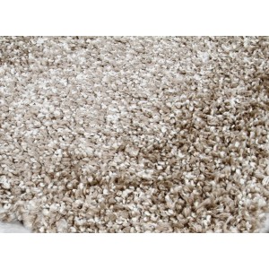 Dettaglio di un tappeto a pelo lungo beige.